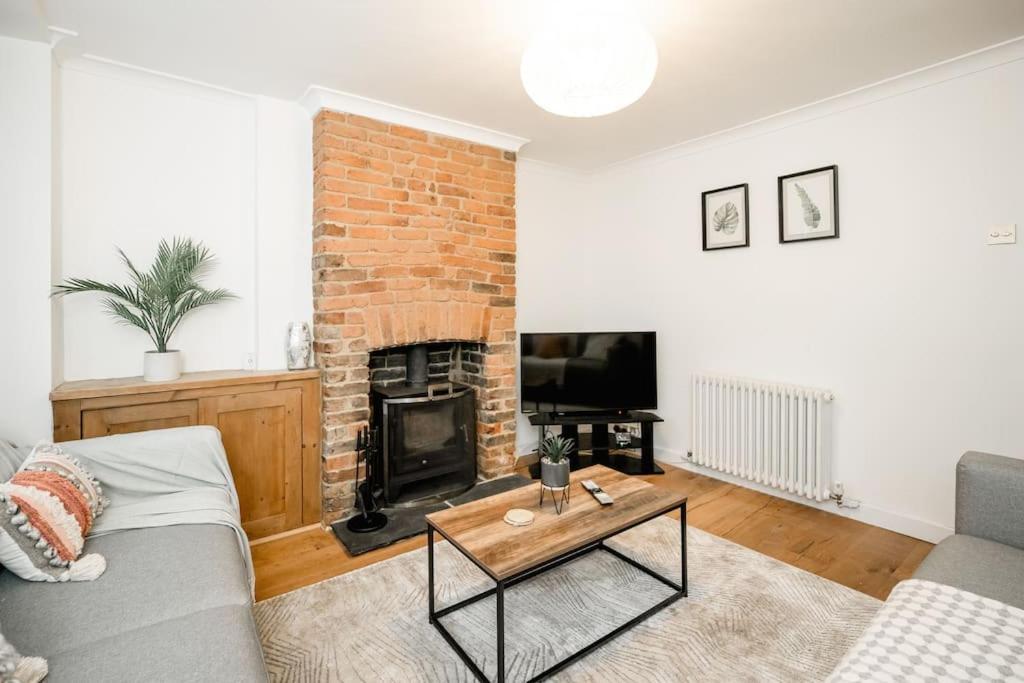 3 Bedroom Home Close To Town Centre With Wifi & Garden Royal Tunbridge Wells Exteriör bild